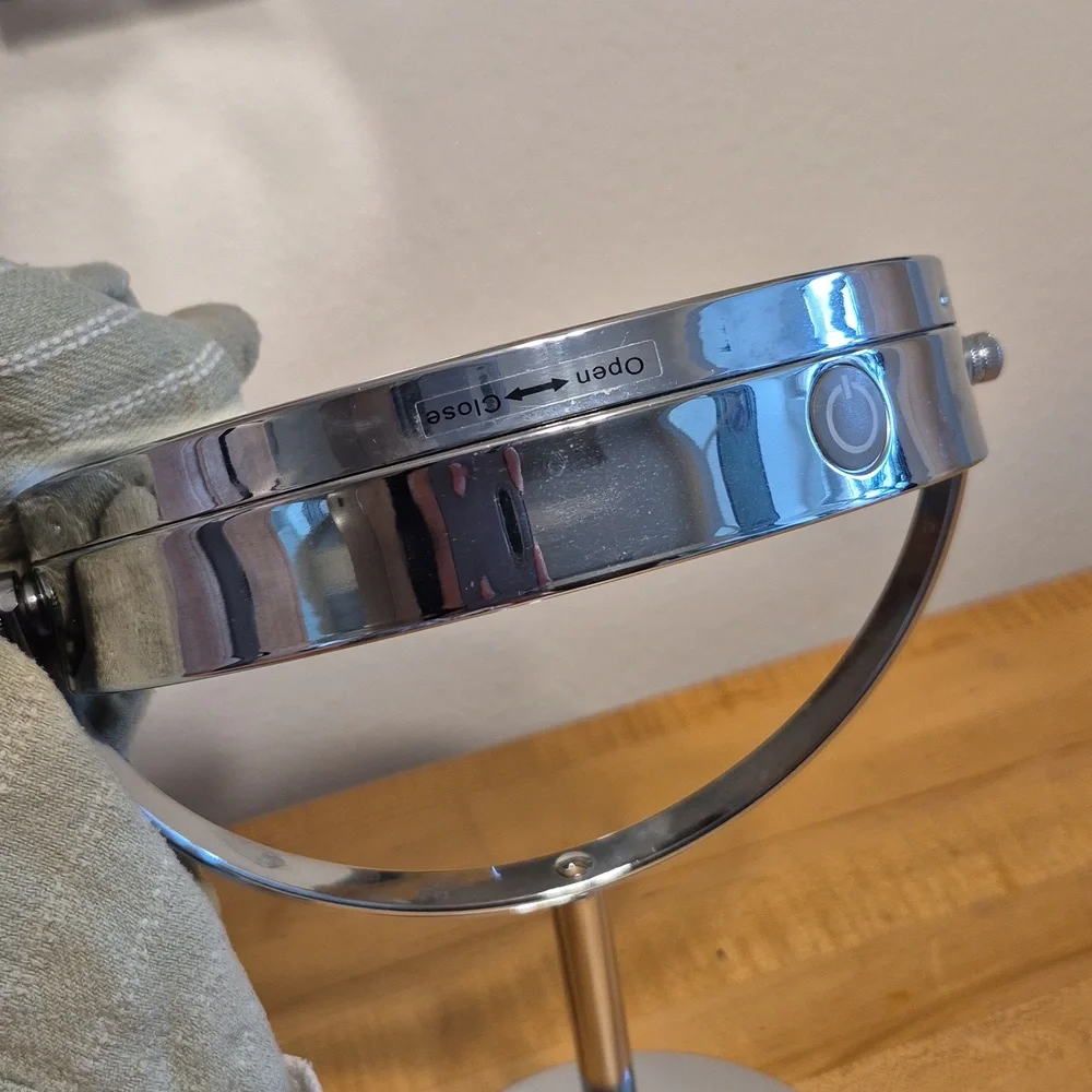Double Sided Round Flip Stanup Magnifying Mirror